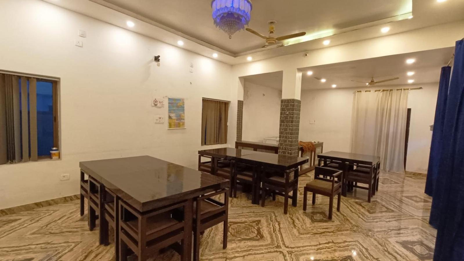 Hotel Laxmi International Bodhgaya Екстериор снимка